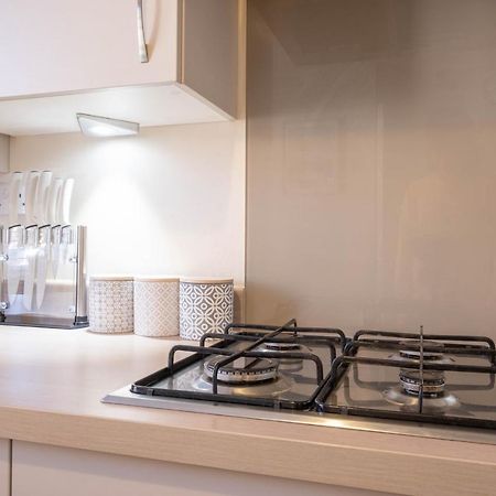 Beautiful And Comfortable Home Away From Home With Free Parking, Fast Wifi And White Crisp Hotel Standard Linen Hosted By Our Home Short Stays Northampton Eksteriør billede