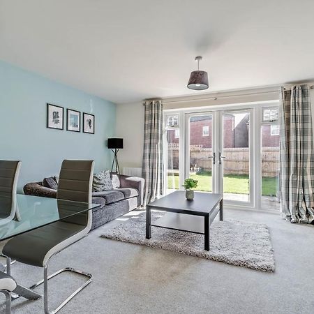 Beautiful And Comfortable Home Away From Home With Free Parking, Fast Wifi And White Crisp Hotel Standard Linen Hosted By Our Home Short Stays Northampton Eksteriør billede