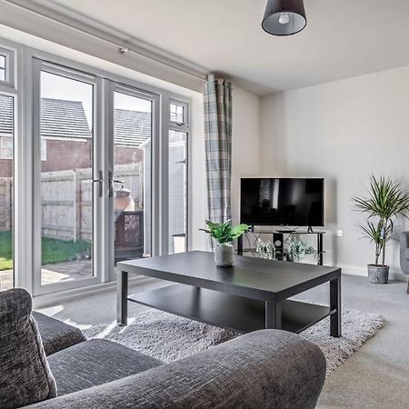 Beautiful And Comfortable Home Away From Home With Free Parking, Fast Wifi And White Crisp Hotel Standard Linen Hosted By Our Home Short Stays Northampton Eksteriør billede