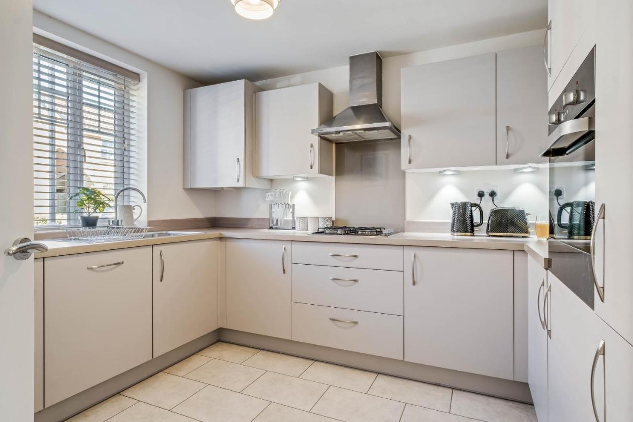 Beautiful And Comfortable Home Away From Home With Free Parking, Fast Wifi And White Crisp Hotel Standard Linen Hosted By Our Home Short Stays Northampton Eksteriør billede