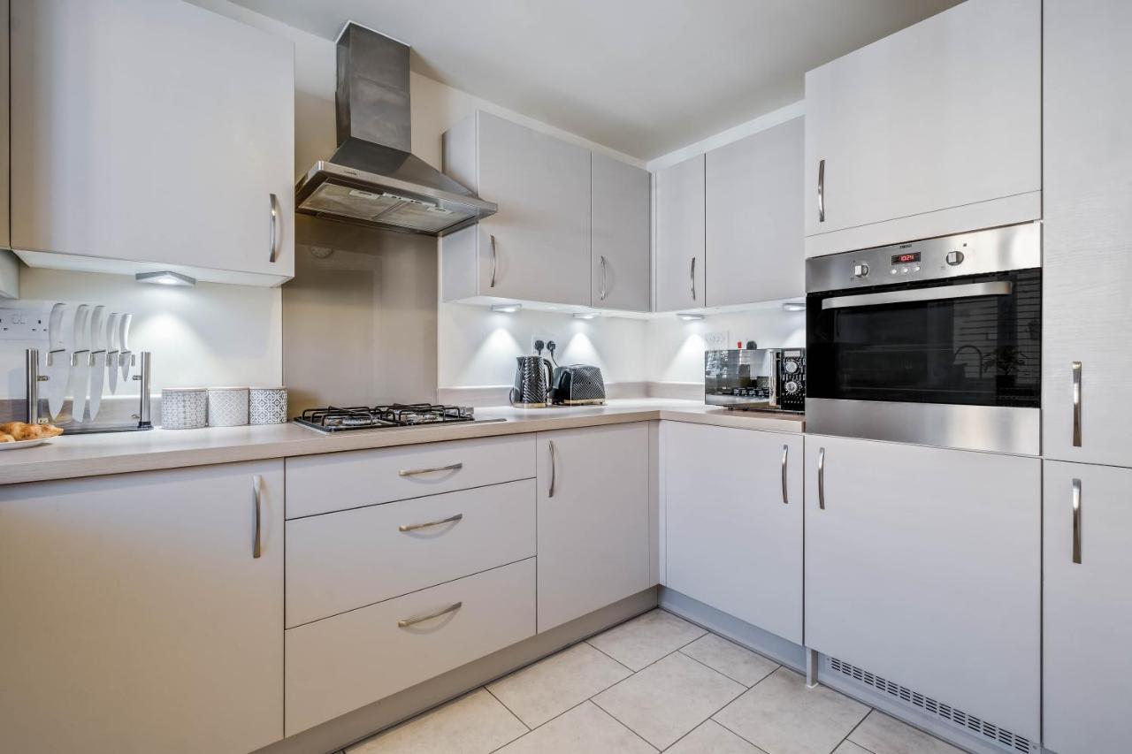 Beautiful And Comfortable Home Away From Home With Free Parking, Fast Wifi And White Crisp Hotel Standard Linen Hosted By Our Home Short Stays Northampton Eksteriør billede