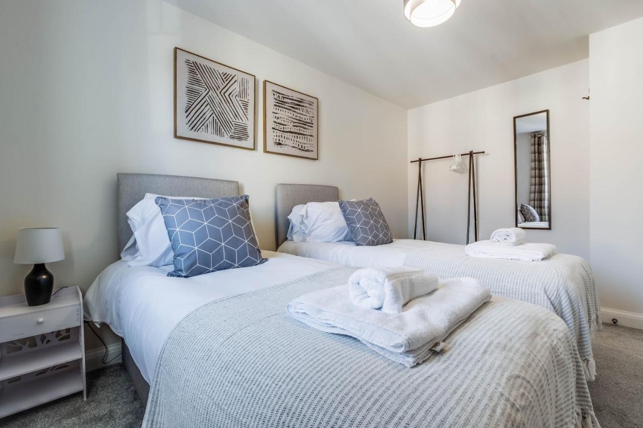 Beautiful And Comfortable Home Away From Home With Free Parking, Fast Wifi And White Crisp Hotel Standard Linen Hosted By Our Home Short Stays Northampton Eksteriør billede