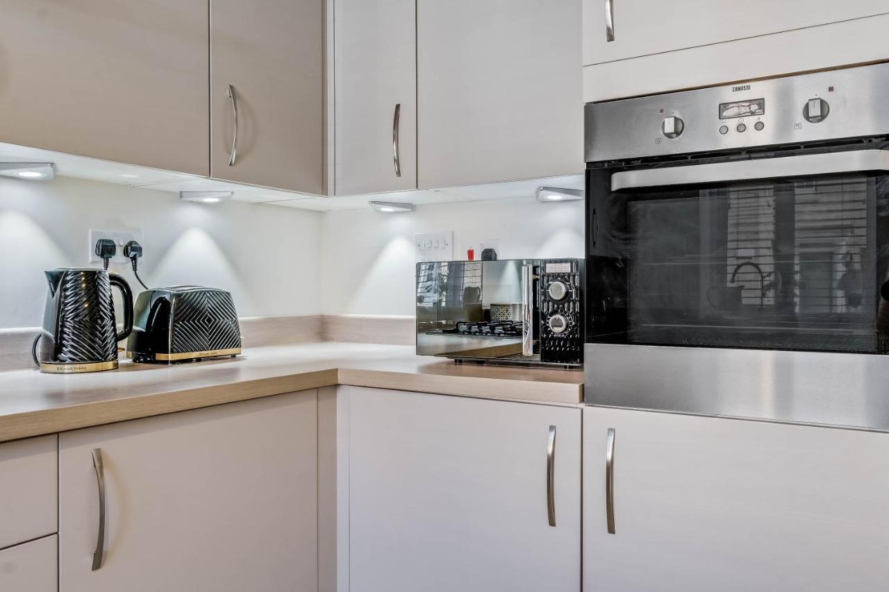 Beautiful And Comfortable Home Away From Home With Free Parking, Fast Wifi And White Crisp Hotel Standard Linen Hosted By Our Home Short Stays Northampton Eksteriør billede