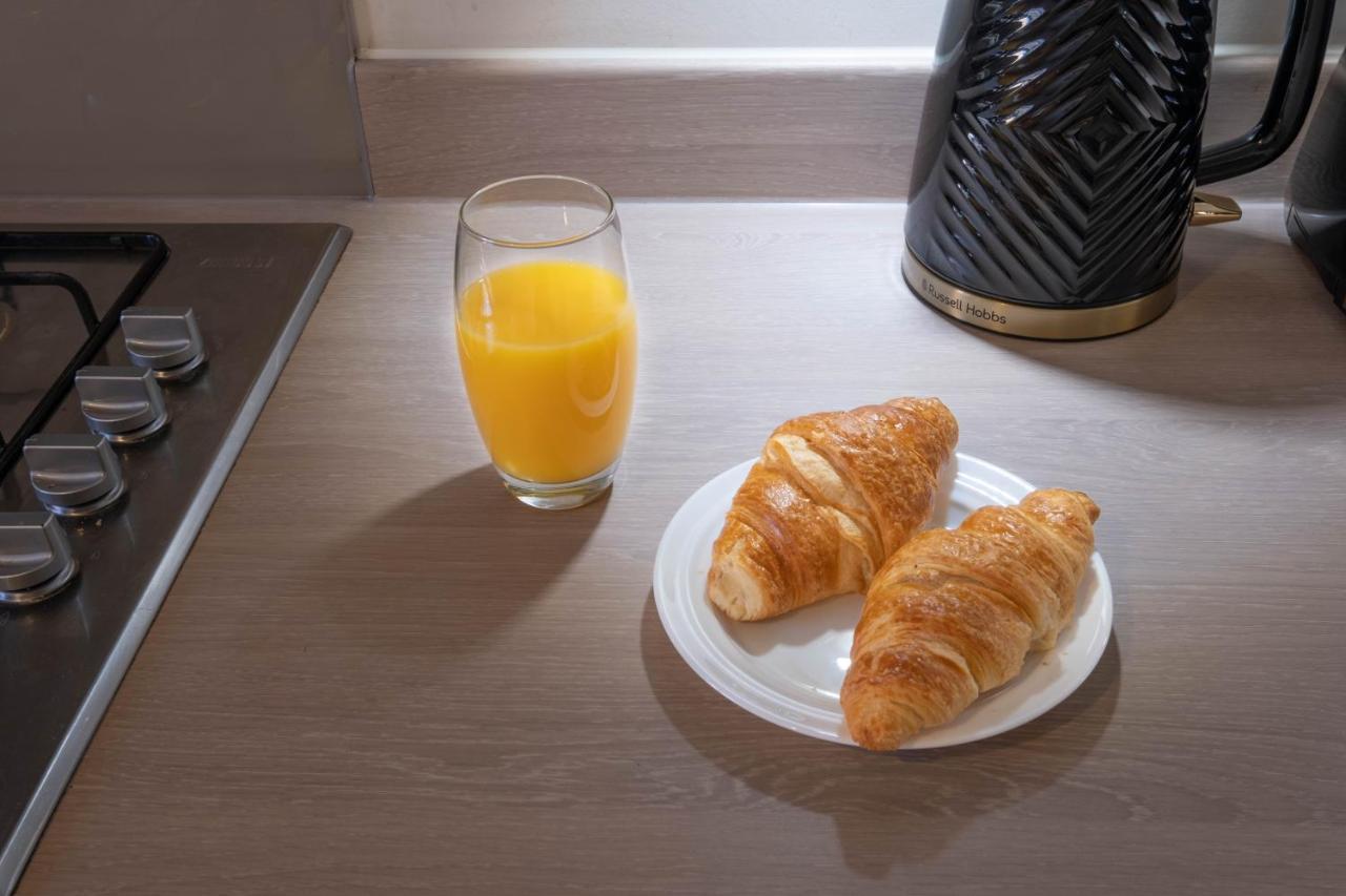 Beautiful And Comfortable Home Away From Home With Free Parking, Fast Wifi And White Crisp Hotel Standard Linen Hosted By Our Home Short Stays Northampton Eksteriør billede