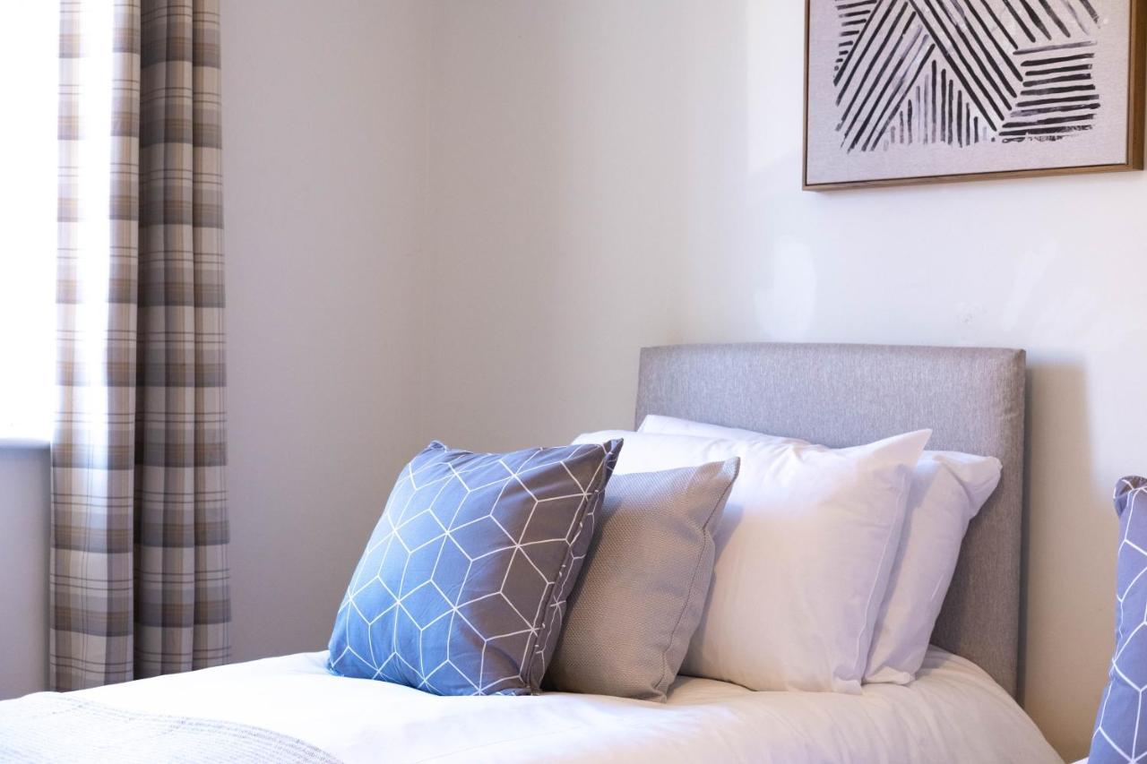 Beautiful And Comfortable Home Away From Home With Free Parking, Fast Wifi And White Crisp Hotel Standard Linen Hosted By Our Home Short Stays Northampton Eksteriør billede