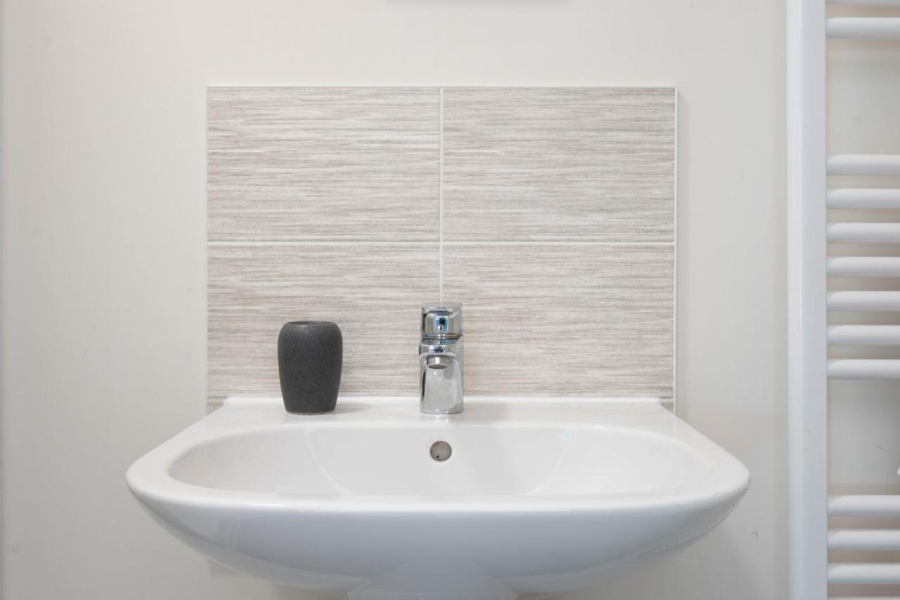 Beautiful And Comfortable Home Away From Home With Free Parking, Fast Wifi And White Crisp Hotel Standard Linen Hosted By Our Home Short Stays Northampton Eksteriør billede