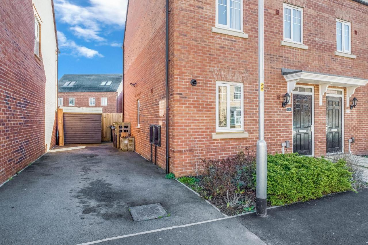 Beautiful And Comfortable Home Away From Home With Free Parking, Fast Wifi And White Crisp Hotel Standard Linen Hosted By Our Home Short Stays Northampton Eksteriør billede
