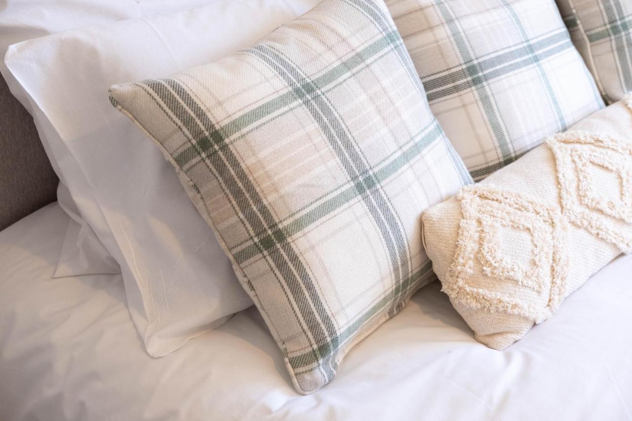 Beautiful And Comfortable Home Away From Home With Free Parking, Fast Wifi And White Crisp Hotel Standard Linen Hosted By Our Home Short Stays Northampton Eksteriør billede