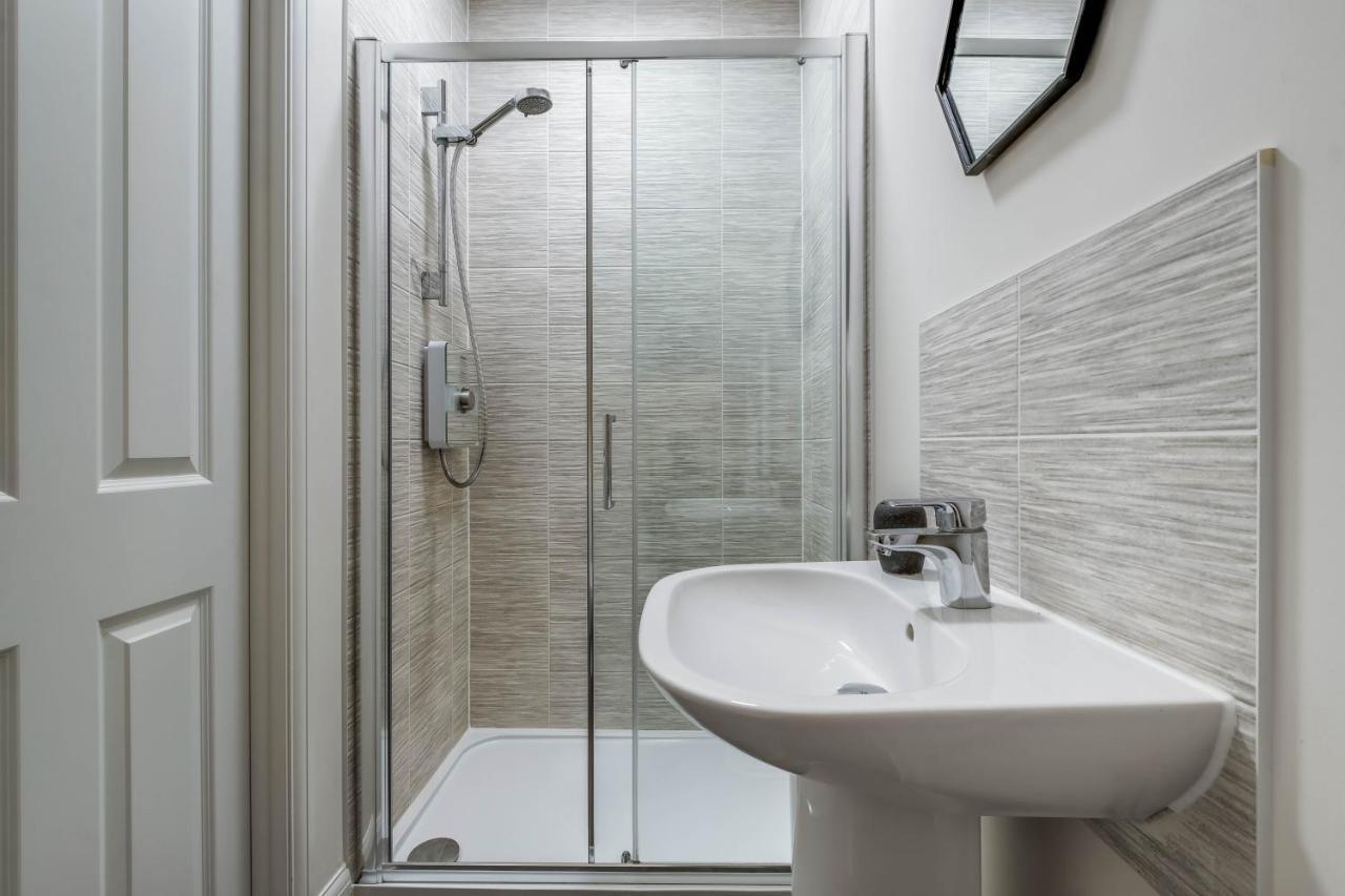 Beautiful And Comfortable Home Away From Home With Free Parking, Fast Wifi And White Crisp Hotel Standard Linen Hosted By Our Home Short Stays Northampton Eksteriør billede