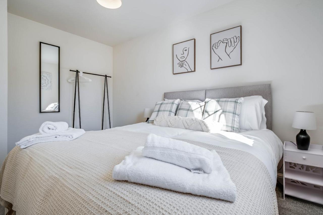 Beautiful And Comfortable Home Away From Home With Free Parking, Fast Wifi And White Crisp Hotel Standard Linen Hosted By Our Home Short Stays Northampton Eksteriør billede