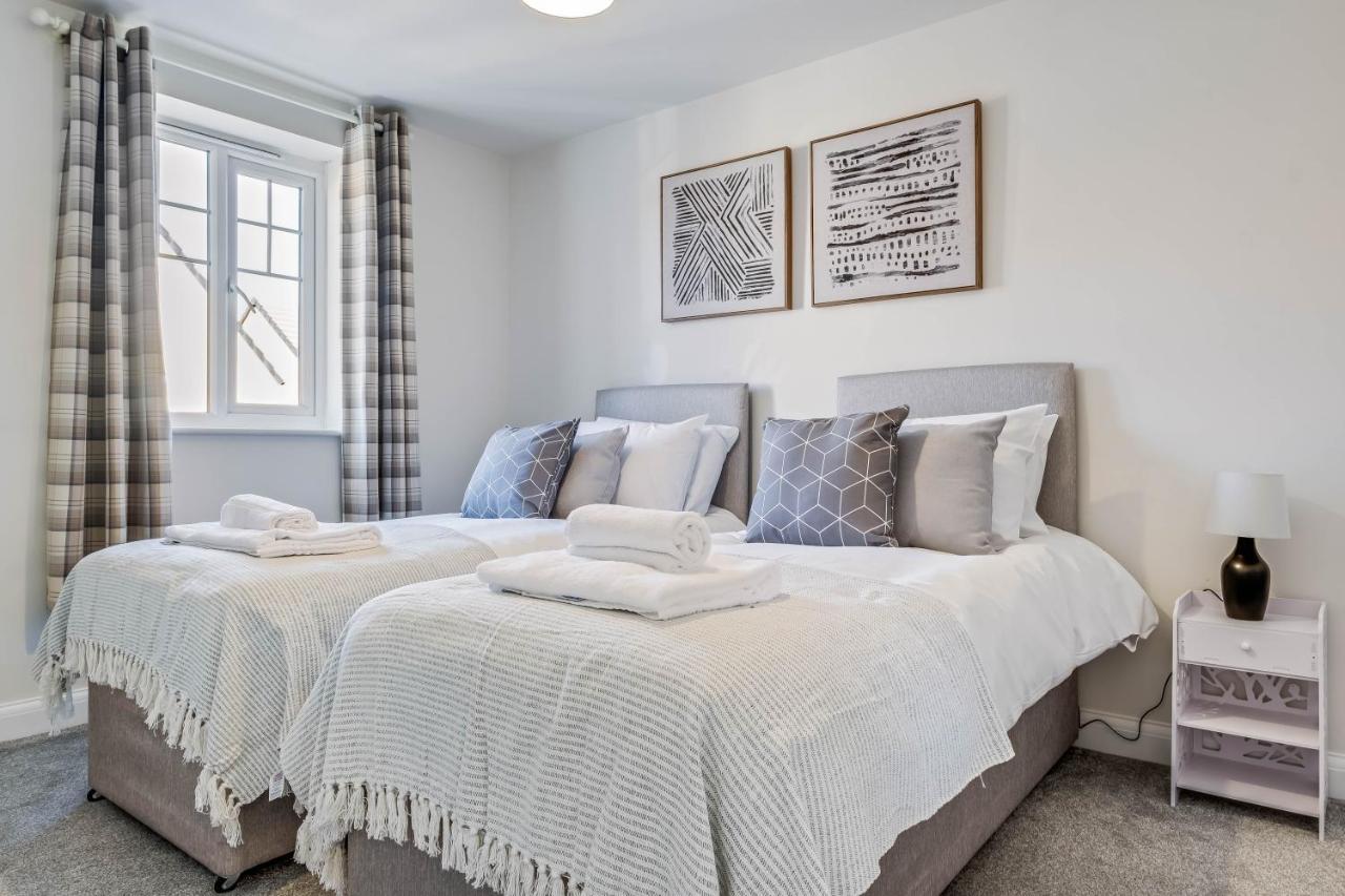 Beautiful And Comfortable Home Away From Home With Free Parking, Fast Wifi And White Crisp Hotel Standard Linen Hosted By Our Home Short Stays Northampton Eksteriør billede