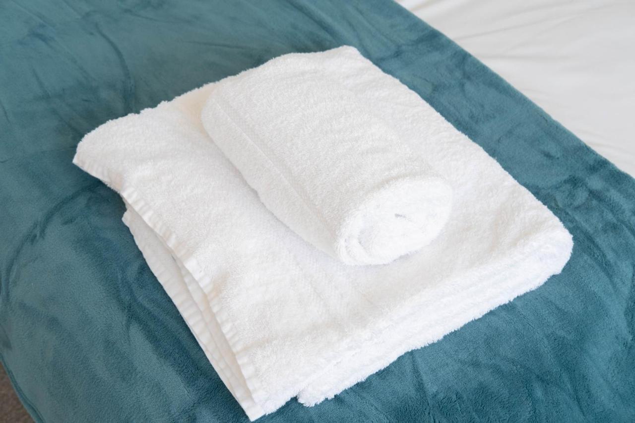 Beautiful And Comfortable Home Away From Home With Free Parking, Fast Wifi And White Crisp Hotel Standard Linen Hosted By Our Home Short Stays Northampton Eksteriør billede