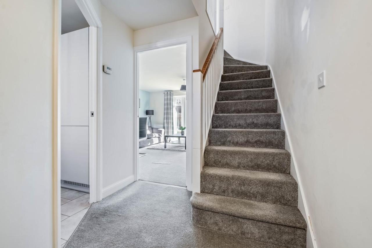Beautiful And Comfortable Home Away From Home With Free Parking, Fast Wifi And White Crisp Hotel Standard Linen Hosted By Our Home Short Stays Northampton Eksteriør billede
