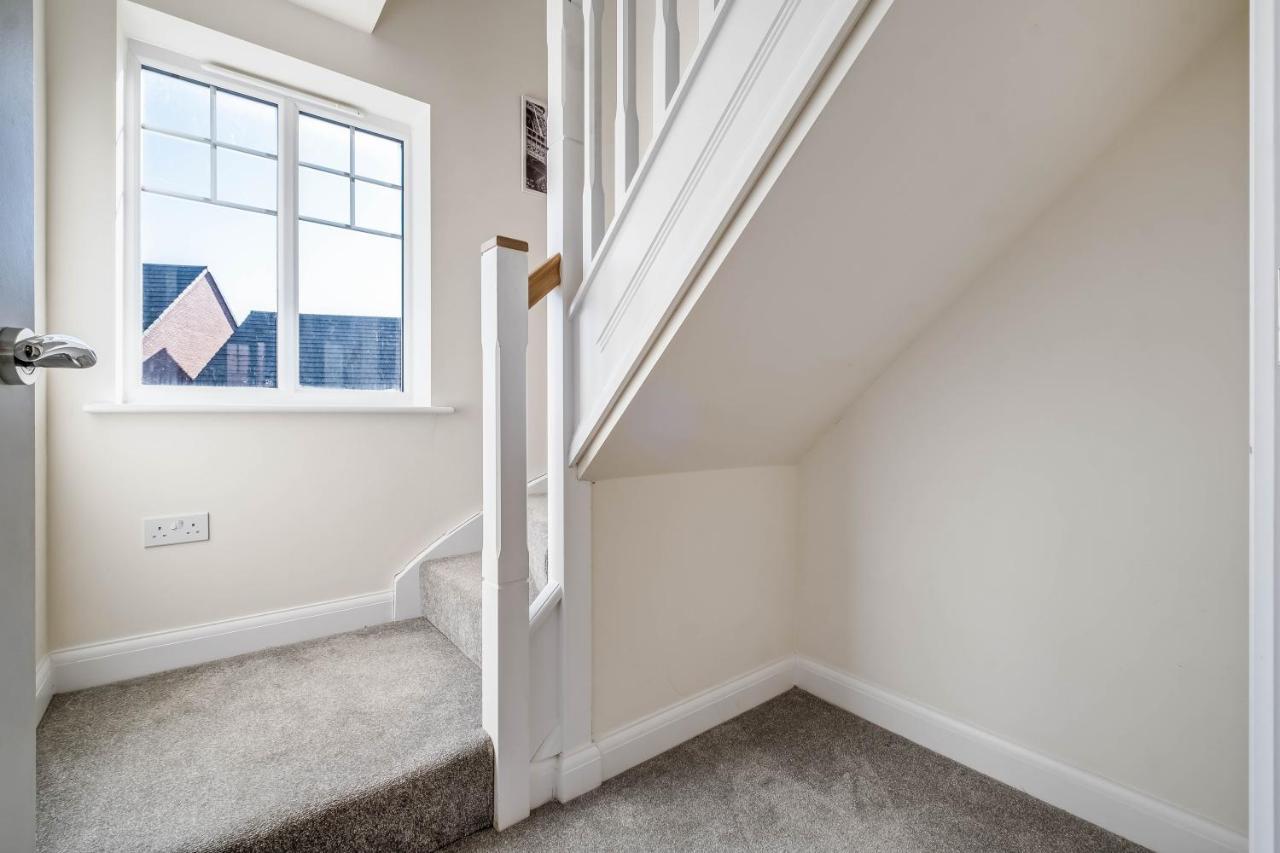 Beautiful And Comfortable Home Away From Home With Free Parking, Fast Wifi And White Crisp Hotel Standard Linen Hosted By Our Home Short Stays Northampton Eksteriør billede