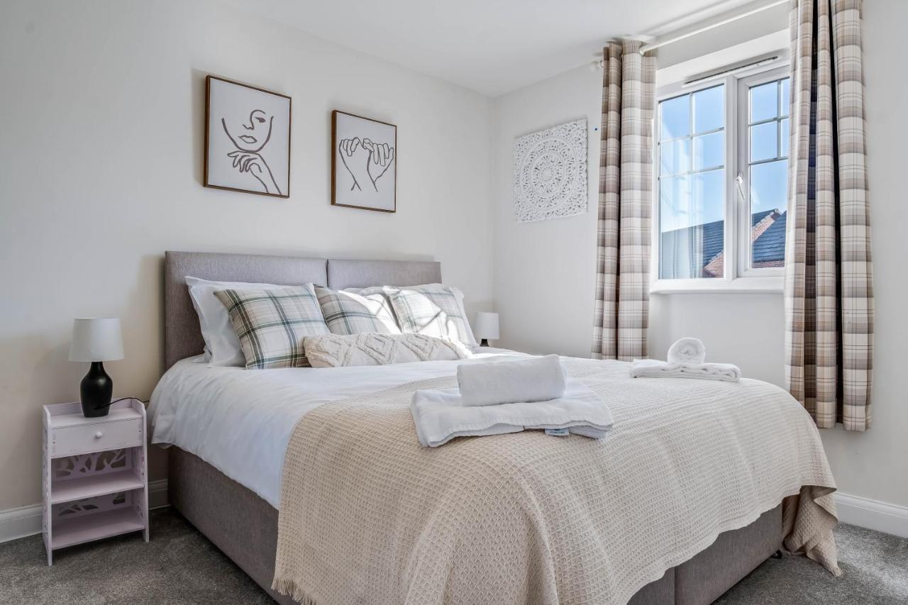 Beautiful And Comfortable Home Away From Home With Free Parking, Fast Wifi And White Crisp Hotel Standard Linen Hosted By Our Home Short Stays Northampton Eksteriør billede