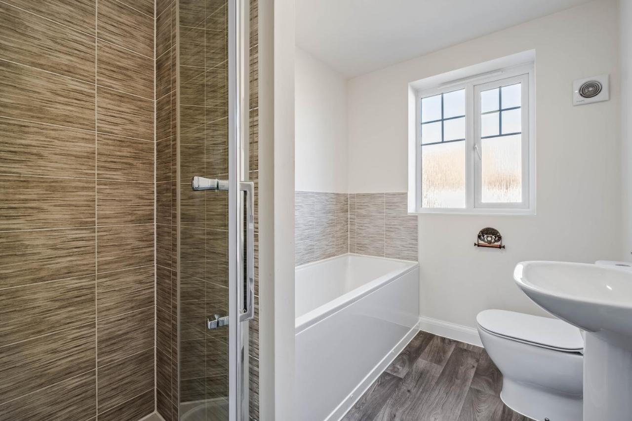 Beautiful And Comfortable Home Away From Home With Free Parking, Fast Wifi And White Crisp Hotel Standard Linen Hosted By Our Home Short Stays Northampton Eksteriør billede